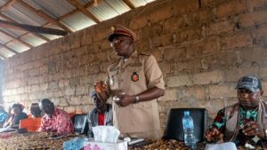 Kindia/Bangouya : Le préfet en tournée de sensibilisation à Baren Kathia face aux risques liés à la montée des eaux du barrage de Souapiti.