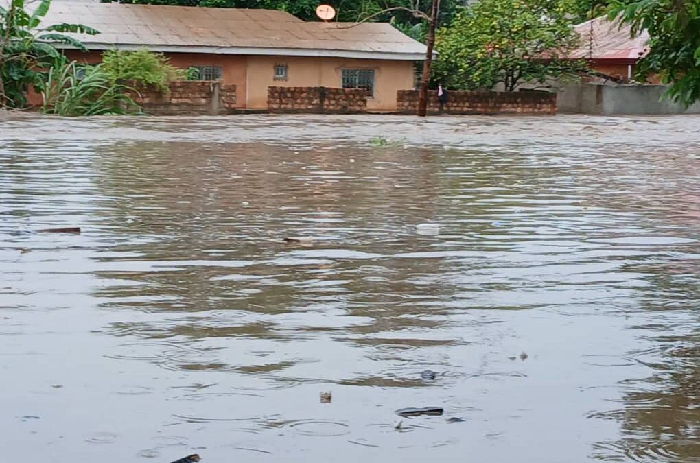 Kindia : Les fortes pluies provoquent d&rsquo;importantes inondations, plusieurs quartiers sous les eaux.